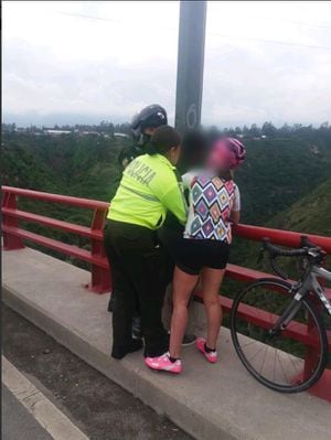 Policía evitó que una mujer se suicide con su hija de dos años lanzándose del puente del río Chiche