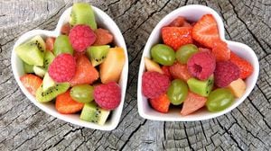Descubre si es más sano comer frutas enteras o tomar jugos naturales