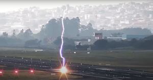 Vídeo impressionante registra momento exato em que raio atinge pista do Aeroporto de Guarulhos
