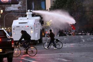 Carabineros informó por lo menos 20 detenidos durante manifestaciones en Plaza Italia