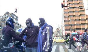 Video: vándalos que se hicieron pasar por hinchas de millonarios intimidaron a un motociclista en Bogotá por llevar una camiseta roja