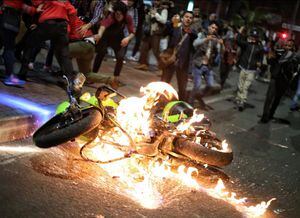 (VIDEO) Así dejaron la moto de dos uniformadas en medio de manifestaciones en Bogotá
