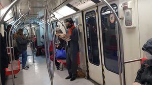Ministro Briones saca aplausos en redes sociales por viajar en Metro durante la pandemia