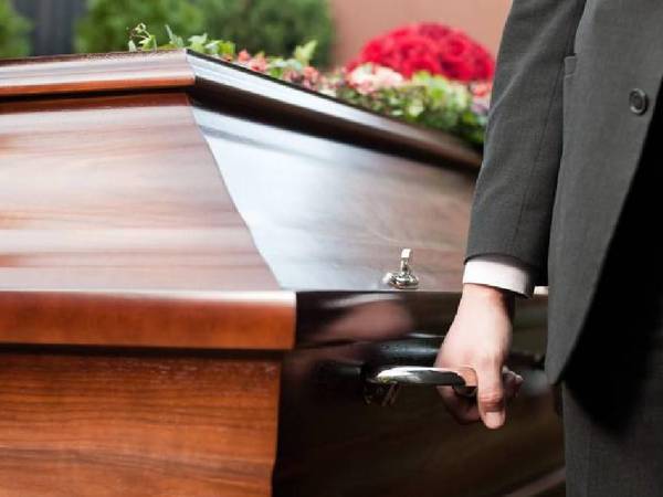 Hombre planifica su funeral para ver quién lo valora, al estilo de Ross Geller en Friends