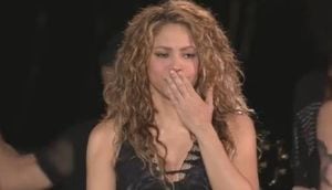 ¡Emotivo concierto en su natal Colombia! Shakira rompe a llorar al ver a sus fans hacer lo mismo