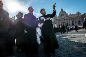 Escándalo en Italia: envían al Vaticano expediente que acusa a 40 sacerdotes de ser homosexuales