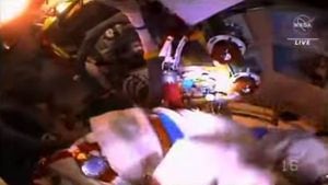 El dramático momento en el que el traje de un cosmonauta se dañó durante una caminata espacial