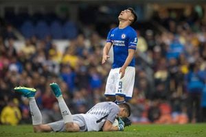 Felipe Mora fue villano en la eliminación del Cruz Azul ante América en México
