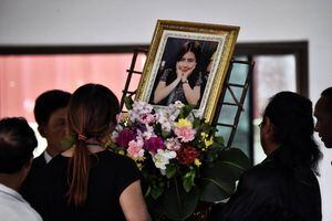 Familias despiden a víctimas de matanza en centro comercial de Tailandia