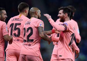 Barcelona masacró al Espanyol y alargó su paternidad en el derbi catalán con Arturo Vidal como protagonista