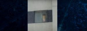 Vídeo: Criança fica presa do lado de fora de janela a mais de 30 metros de altura