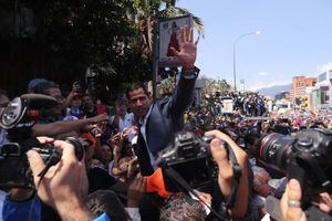 Juan Guaidó pide a soldados venezolanos expulsar al ELN de la frontera