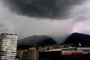 ¿Hasta cuándo seguirán las lluvias y el frío en Quito?