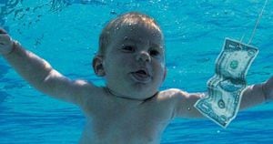 Bebé de la portada de "Nevermind" demanda a Nirvana