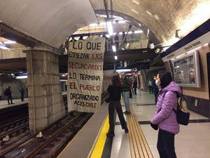 "Al Gobierno no le importan nuestras vidas": Secundarios llegan a Plaza Egaña a un año de la primera evasión masiva en el Metro