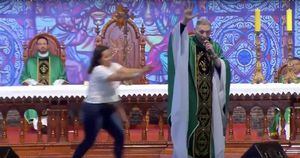 Mulher empurra Padre Marcelo Rossi de palco de 2 metros de altura