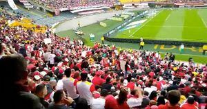 Hinchas de Santa Fe se unieron al paro en pleno partido y cantaron contra Uribe