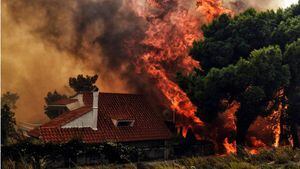 En fotos: las imponentes imágenes de los violentos incendios que dejaron decenas de muertos en Grecia
