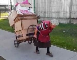 La triste realidad que se vive en Chile: abuela de 81 años acarrea cartones para vivir al recibir pensión de apenas $120 mil