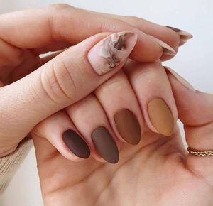 Diseños de uñas en tonos marrones para lograr un estilo clásico y versátil