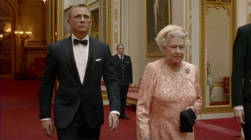 Reina Isabel II y Daniel Craig