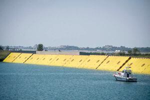 Video muestra cómo funcionan las nuevas barreras inflables de Venecia para frenar el mar