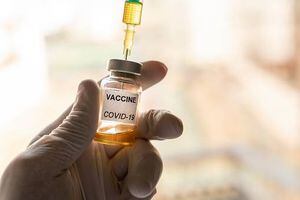 Firma china SinoPharm indica que su vacuna para el COVID-19 estará lista a final de año