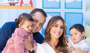 ¿Lo notó? Esposo de Carolina Soto apareció gateando en transmisión en vivo