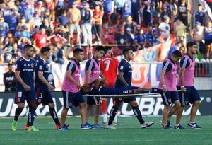 A la U le llueve sobre mojado: Barrios se rompió ligamentos y estará seis meses fuera de las canchas