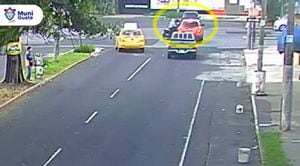 Motorista se pasa semáforo en rojo y choca contra vehículo