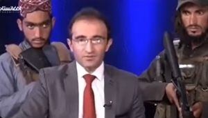 Impacto por presentador de noticias afgano que debió leer comunicado rodeado de talibanes armados