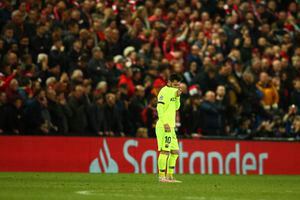 "Vendidos, todo el puto año alentándolos": Hinchas del Barcelona encaran a Messi y compañía tras la debacle en Liverpool