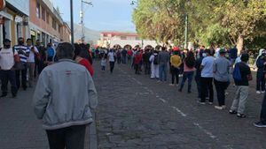 FOTOS: Largas filas fuera de recintos electorales por retraso en instalación de mesas