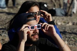 Eclipse de sol no se "suspende": la lluvia recibió en Pucón a casi 80 mil visitantes que llegaron a ver el fenómeno