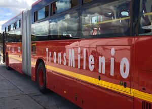 Con cuchillos, diez delincuentes atracaron bus de TransMilenio