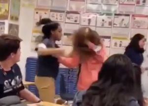Una niña recibe golpiza en una escuela, graban el episodio y nadie hace nada