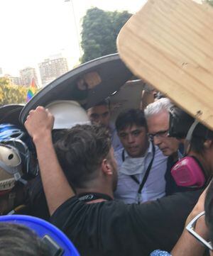 Baltasar Garzón fue escoltado por la "primera línea" en su paso por la Plaza Italia: las redes sociales lo ovacionaron