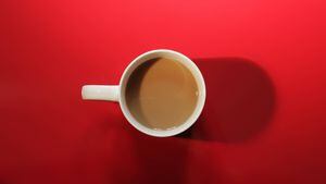 Os benefícios para a saúde de tomar chá com leite