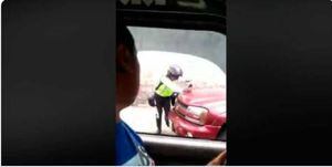 Quito: Conductor casi atropella a agente de tránsito