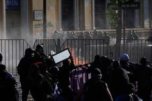 Incidentes, destrozos y vandalismo en la marcha que pretendía llegar hasta La Moneda