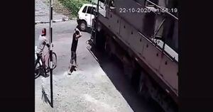 Vídeo: mulher tem carro arrastado por trem e milagrosamente sai ilesa