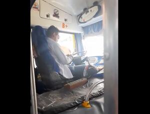 Chofer de bus usa el celular mientras conduce, director de la ANT reacciona