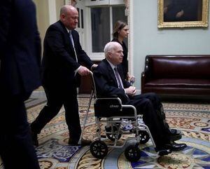 Senador estadounidense John McCain abandona tratamiento de su cáncer