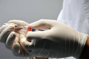 Coronavirus: una sola dosis de la vacuna nos sería suficiente, según experto