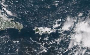 Onda tropical provoca lluvias y fuertes vientos en la isla
