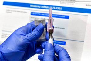 FDA dice trabajará rápidamente en aprobar uso de vacuna Moderna tras decisión de expertos