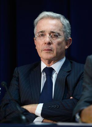 Álvaro Uribe madrugó, pero no a votar sino a trinar