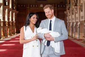 Meghan Markle e Harry divulgam foto inédita do bebê Archie