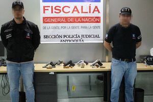 Descubren arsenal de armas escondido en parqueadero público