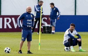 Sampaoli defiende con garras a Messi: "Leo es un prócer para Argentina y debemos acompañarlo"